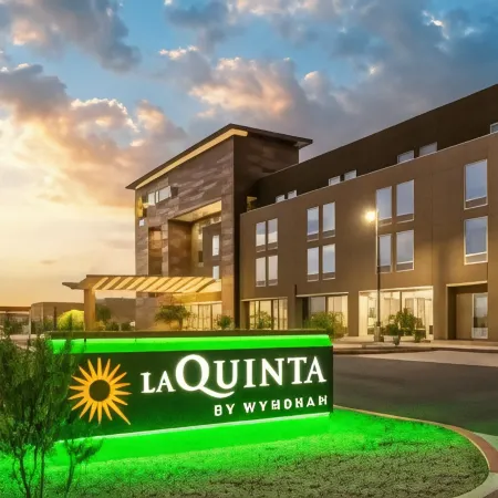 La Quinta Inn & Suites by Wyndham Phoenix West / Glendale Отели рядом с достопримечательностью «Концертная площадка Ak-Chin Pavilion»