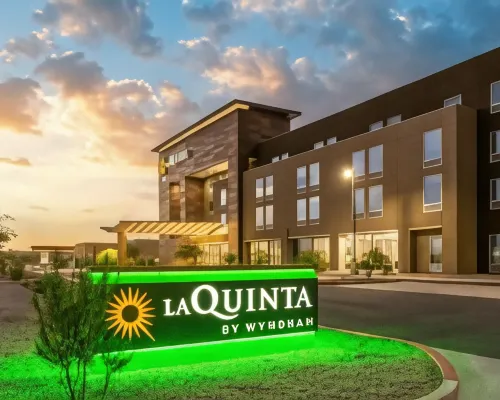 La Quinta Inn & Suites by Wyndham Phoenix West / Glendale Hotels near Estrella
