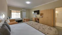 Country Gardens Motor Inn - parking