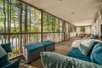 Peaceful Lakefront Retreat w/ Hot Tub, Fire Pit, Game Room, Screened Deck - 4 stjerner