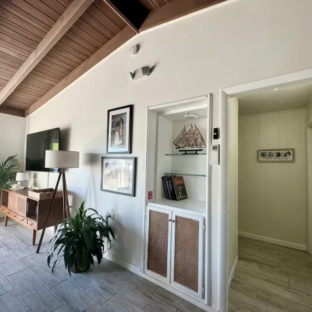 SC2 11th ST. in Kcb. Best Home Away from Home – 2Br/2BA with Private Pool & Dock