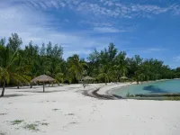 Waterfront on White Sound, Private Dock, Beach, Swimming Pool, Solar/Batteries - 4-Star