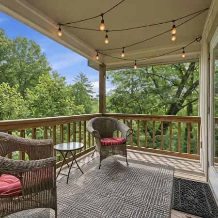 Cozy Yet Modern Cottage. Pet Friendly. 1.3 Miles to Town. Mountain Views.