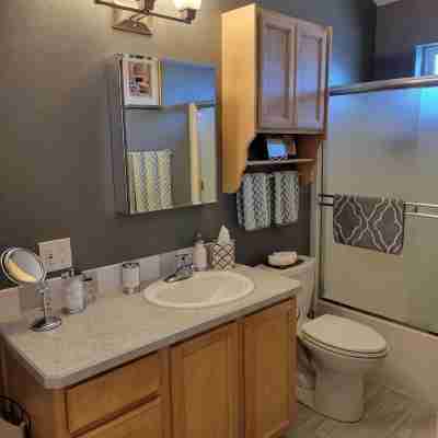 WALK TO DOWNTOWN & OLD MILL-1 BLOCK TO THE RIVER-MODERN/ATTRACTIVE 1 BDR  SUITE Rooms