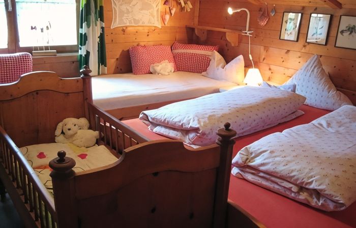 Large app.3-6p,2separate bedrooms,log cabin,cozy,quiet,sunny,close to the center