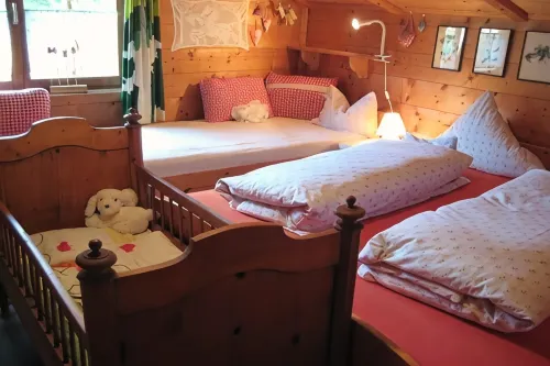 Large app.3-6p,2separate bedrooms,log cabin,cozy,quiet,sunny,close to the center