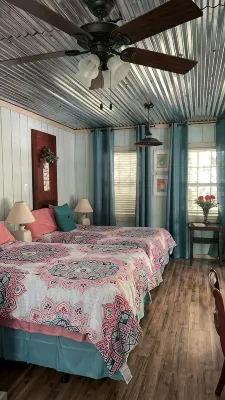 Little Bears Cozy Creekside Cabin at Up The Creek