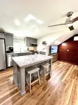 Modern Open Floor Plan Guest Apt with King - 4성급