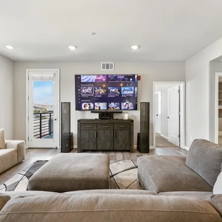 Lakefront Condo w/ Jacuzzi, Rooftop near Mall, Casino, Theater w/ City Views