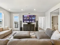 Lakefront Condo w/ Jacuzzi, Rooftop near  Mall, Casino, Theater w/ City Views