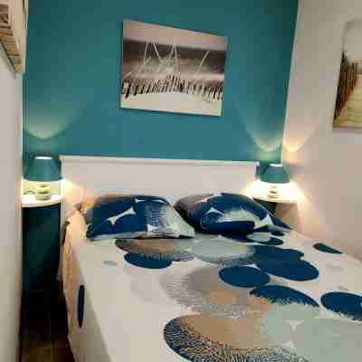 IMPREGNABLE VIEW ON THE PORT OF PLAISANCE - SEA 50 M Rooms