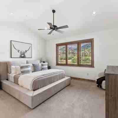 Hot Tub, Free DV Shuttle, 180° View of Deer Valley, 1GB Wifi, Pets Welcome Rooms