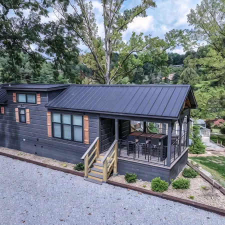 Onyx Owl Cabin: Private Hot Tub⁘Fire Pit⁘Heated Patio⁘Vineyard⁘Hiking⁘Golf