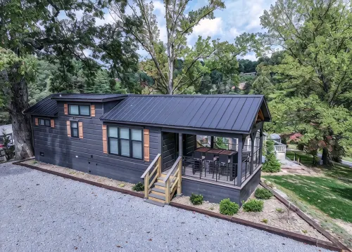 Onyx Owl Cabin: Private Hot Tub⁘Fire Pit⁘Heated Patio⁘Vineyard⁘Hiking⁘Golf - シャレー