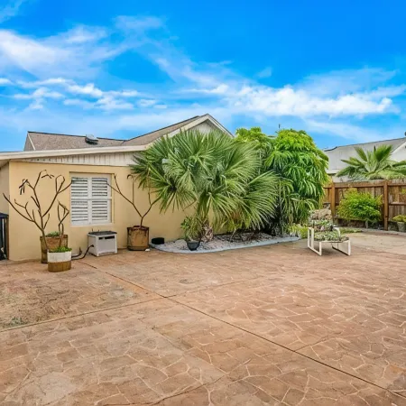 Key Lime Cottage - Updated - 1 Minute Walk to Beach & Pier