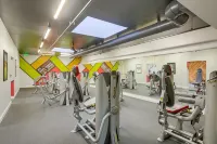 Luxurious and Spacious Condo steps from the Beach - Fitnessstudio