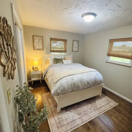 Luxury Home w/private Pool, Mt Views, 85” Roku Movie Room, Arcade, & King Bed!