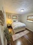 Luxury Home w/private Pool, Mt Views, 85” Roku Movie Room, Arcade, & King Bed!
