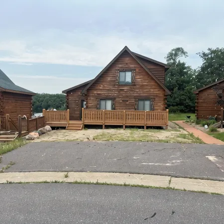 Cozy 3-bdrm cabin in Warrens with AC WiFi and a beautiful view off the back deck