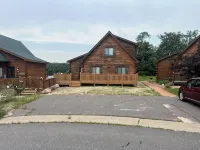 沃倫斯舒適三臥室木屋，配有空調、WiFi和後露台美景 - 小木屋