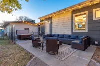 Enjoy the Hot Tub and Gas Fire Pit in This 5 Bedroom 2.5 Bath House