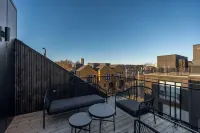 NEW Spacious 4-Story 4-bedroom Townhome Retreat in Greenville - balcony