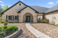 Lakefront Granbury Home, Sleeps 16, Hot Tub, Dock w/Lift, Jet Ski, & Fishing - 4-Sterne