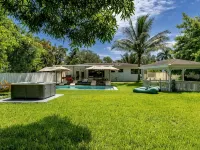 Casa Bella - 5 BR Villa in Miami with Pool, Mini-Golf, Basketball+ Hotels in Golden Glades
