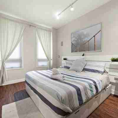 LUXURIOUS LINCOLN PARK Home w/ Rooftop +parking Rooms