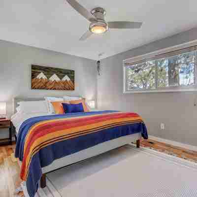 Bend Adventure Retreat ~ Hot Tub, Movie Room & Near Downtown Rooms