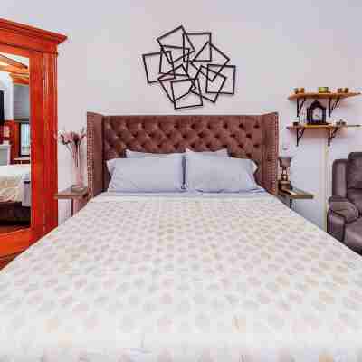 Charming 2-bedroom Brownstone with Bar and Balcony in enchanting Brooklyn Rooms