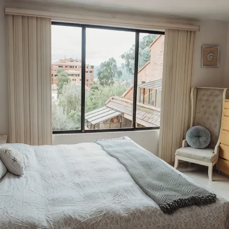 3-bedroom apartment. 10min away from CathedralTranvia stops in front of it.