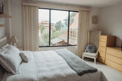 3-bedroom apartment. 10min away from CathedralTranvia stops in front of it. Hotels in 