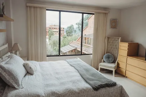 3-bedroom apartment. 10min away from CathedralTranvia stops in front of it.