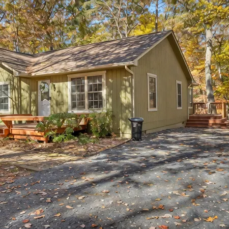 The Emerald cabin W/ Hot tub, lake, Fire pit, 4 min to Bryce Resort