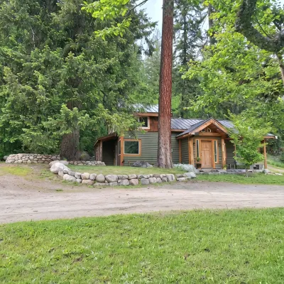 Family friendly 2 bdrm/ 3 bed  home mins from sandy beaches and downtown Nelson! - 4 tähden