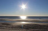Beach Block - Modern 3BR/2Ba Family Friendly Home - 욕조