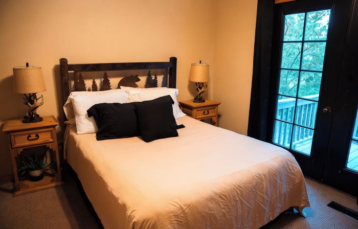 Charming 2-bedroom cottage with loft, AC, and WiFi on peaceful 295-acre property