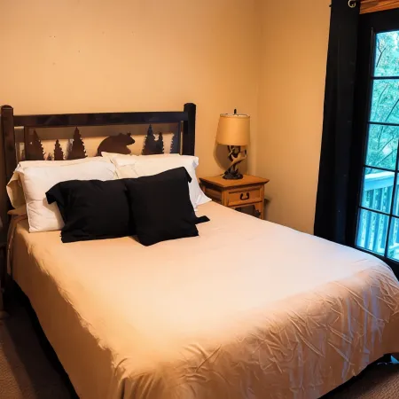 Charming 2-bedroom cottage with loft, AC, and WiFi on peaceful 295-acre property