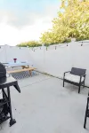 King Suite Steps to Oceanside Beach W/ Private Patio & Grill + Free Parking