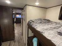 Cozy 2-bedroom RV with WiFi, AC, in charming Broken Bow Các khách sạn ở Broken Bow