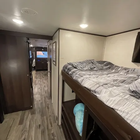 Cozy 2-bedroom RV with WiFi, AC, in charming Broken Bow Отели в г. Брокен Боу