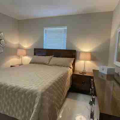 Waterfront Fort Lauderdale House with Heated-pool - 3 Bedrooms 1.5 bathrooms Rooms