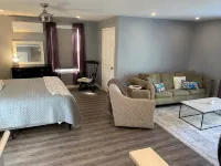 Teal Bay Getaway- Waterfront, 2 Masters, Pet Friendly, 5+ Bedrooms, Sleeps 17+ - Wi-Fi