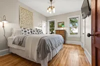 The Historic Ola Babcock Miller Retreat with Hot Tub - Homestays