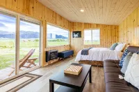 Off-grid tiny home in apple orchard with million-dollar mountain views! - 4-stjärniga
