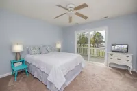 LAKE FRONT WITH GORGEOUS VIEWS & SPACIOUS BACKYARD + LOTS OF AMENITIES - Wifi