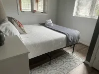Cozy Cottage near Lake & Skiing, Hot Tub, fireplace & Fire-pit, Pets Allowed - WiFi