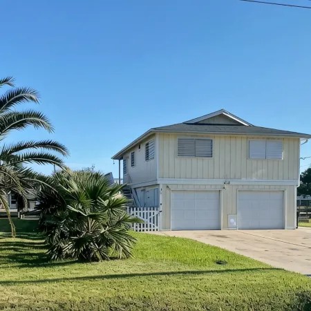 Charming 2-bedroom waterfront house with dock, AC, and WiFi in Rockport Texas