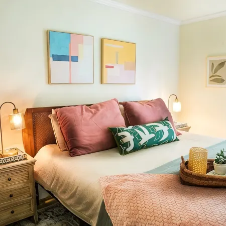Charming cottage near beach: Fenced Yard, Firepit, Pets OK, King Bed - Sleeps 8